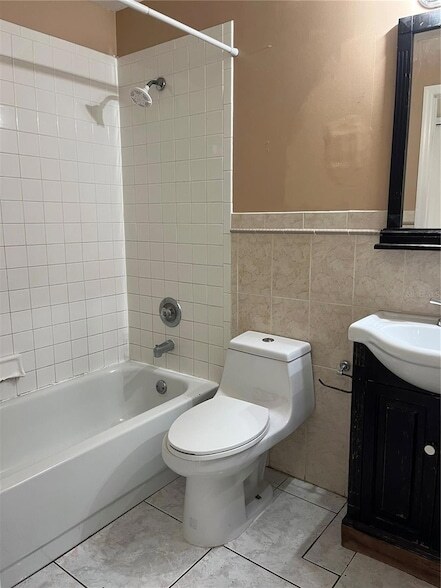 Building Photo - 2131 Rj Cir