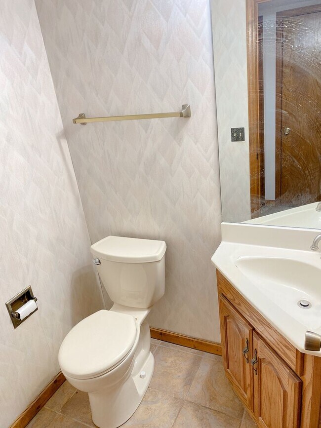 Building Photo - 3BD, 2BTH Bellevue Charmer Ready for YOU, $2,300!!