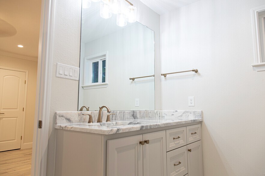 Middle bathroom - 3619 Braeswood S Blvd