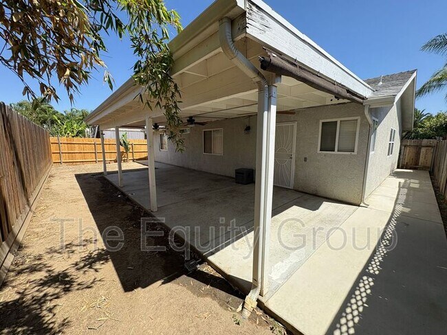 Building Photo - 744 W Buena Vista Ave