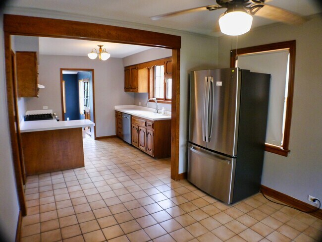 Building Photo - 9337 S Richmond Ave