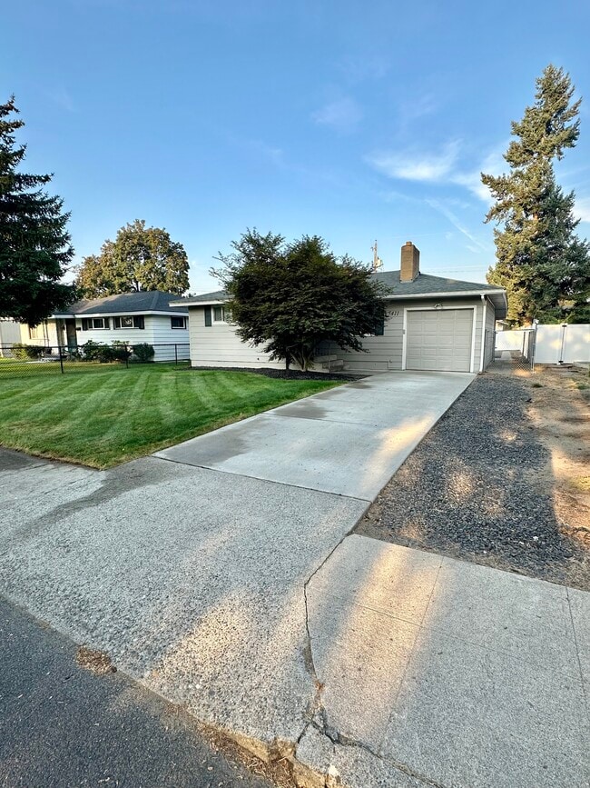 Primary Photo - 5411 N Oak St