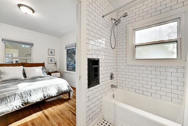 Building Photo - 2943 Higgins St