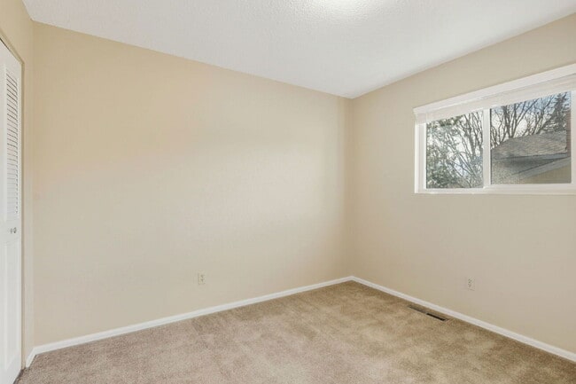 Building Photo - 1549 Sanderson Ave