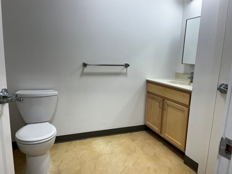 Building Photo - 30 S Village Green