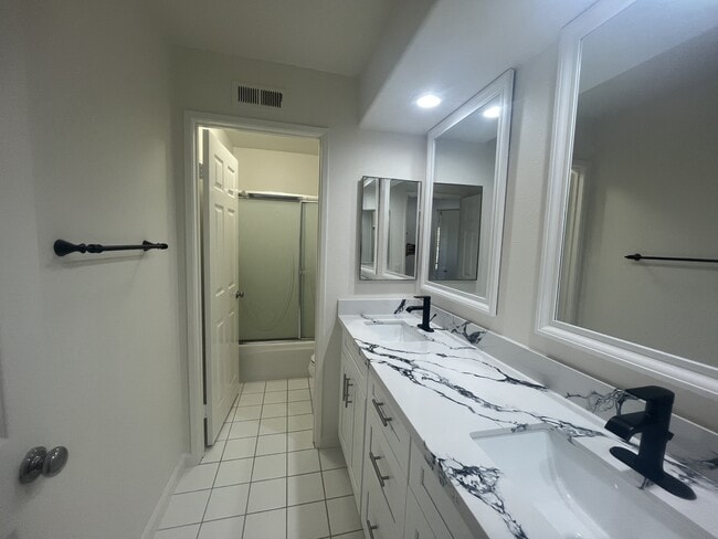Building Photo - 7911 E Horizon View Dr
