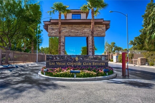 Building Photo - 2845 Queens Courtyard Dr