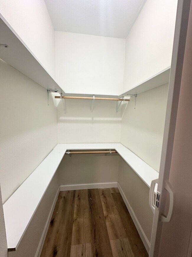 Building Photo - Gorgeous 2bd/2ba unit semi-furnished near ...