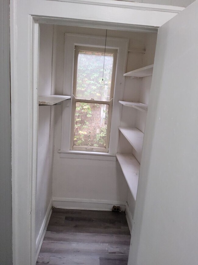 Building Photo - Welcome to this Chicago-style brick Bungal...