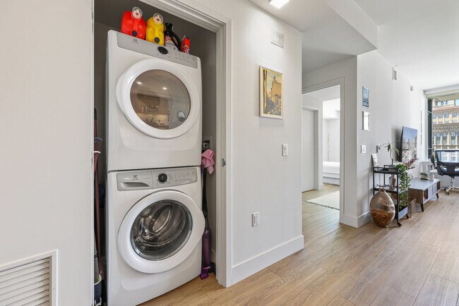 Building Photo - 702 Broadway-SI FL13-ID1251881P