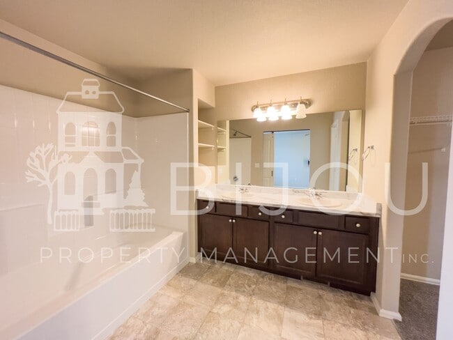 Building Photo - 7661 Silver Larch Pt