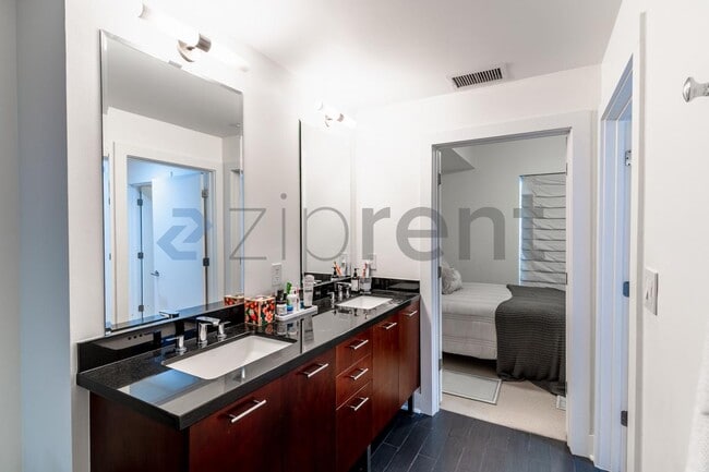 Building Photo - 603 Davis St