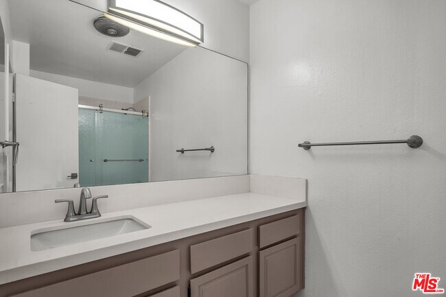 Building Photo - 406 N Oakhurst Dr