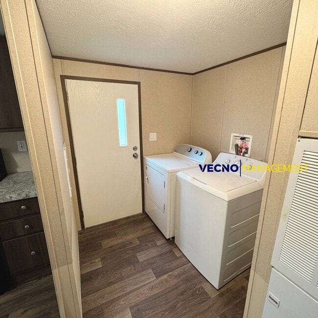 Building Photo - 842 Corinne Dr