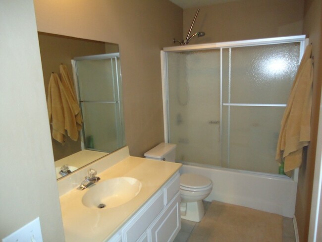 Building Photo - Spacious 2 Bedroom Condo in North Ontario