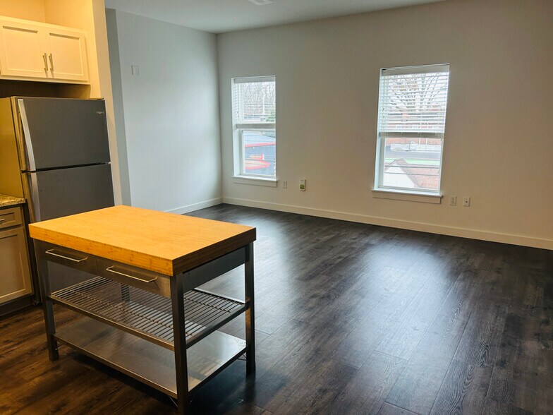 Building Photo - 550 New Holland Ave