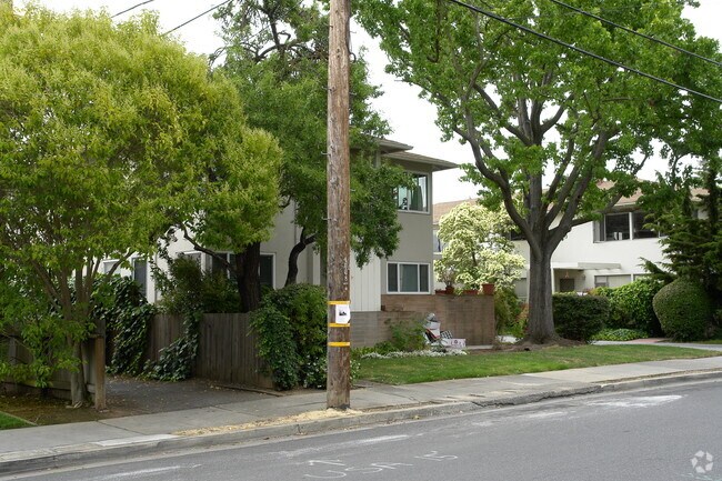 Building Photo - 837 Roble Ave