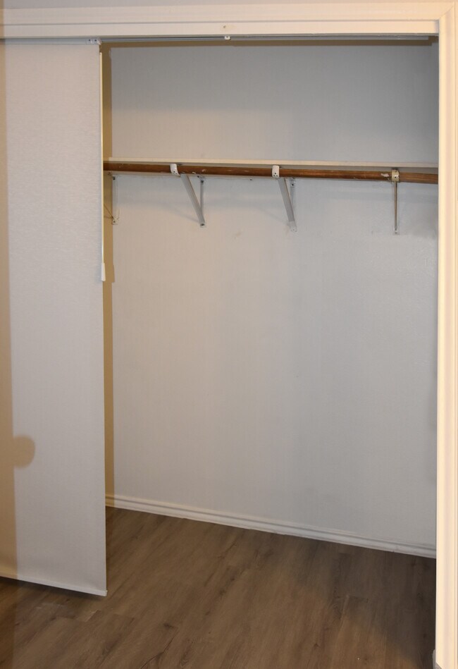 Building Photo - 4908 Oak Blf