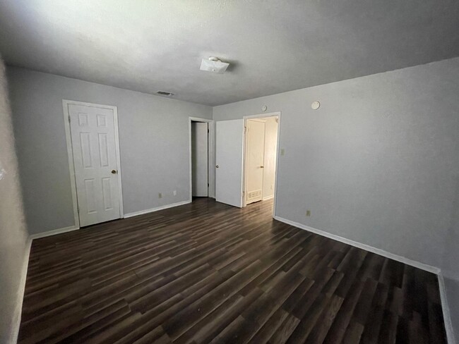 Building Photo - 1405 N Gray St