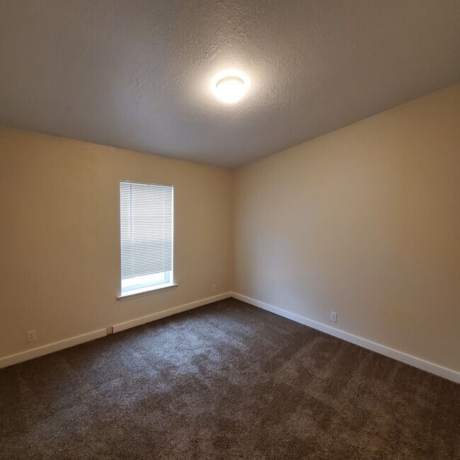 Building Photo - 5 bedroom : 3 bath Home with a Garage in Tangent