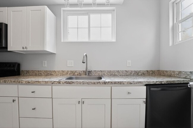 Building Photo - 2 bed 1.5 bath rowhome in Baltimore!