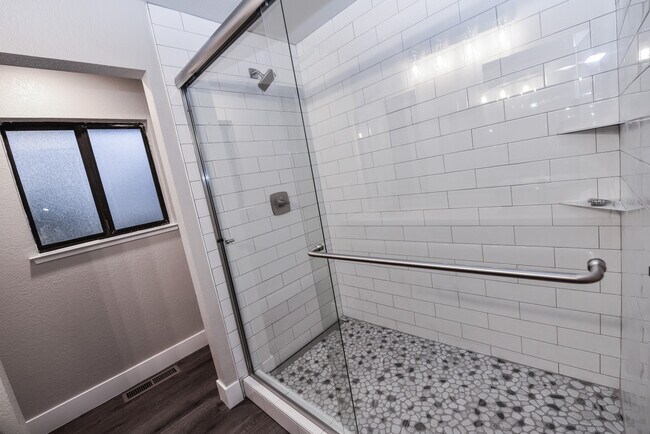 Building Photo - 2455 Knollwood Dr