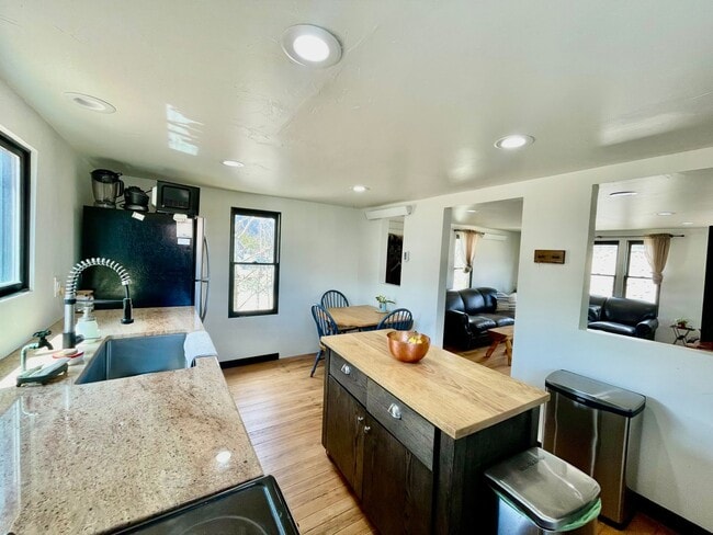 Building Photo - Main St! Storage and Parking! 20 minute dr...