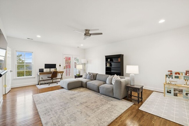 Building Photo - Luxury Executive Rental in Highlands of Ladd Park