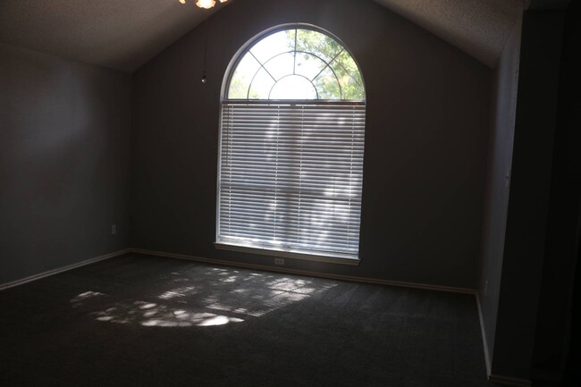 Building Photo - 4658 Essex Dr
