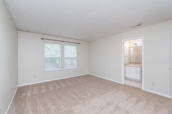 Building Photo - Sweet 3 Bedroom 2 Full Bath in Wayne Township