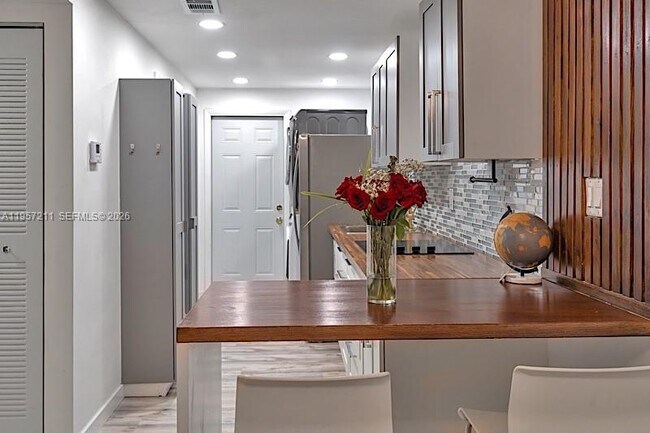 Building Photo - 1450 NE 170th St