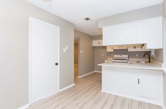 Building Photo - 10 Greenhaven Pl