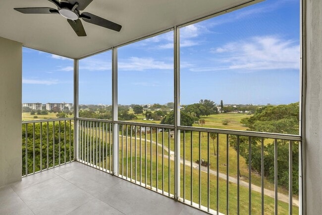 Building Photo - 3050 N Palm Aire Dr