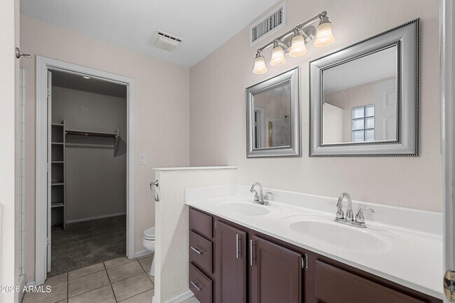 Building Photo - 1227 E Glenhaven Dr