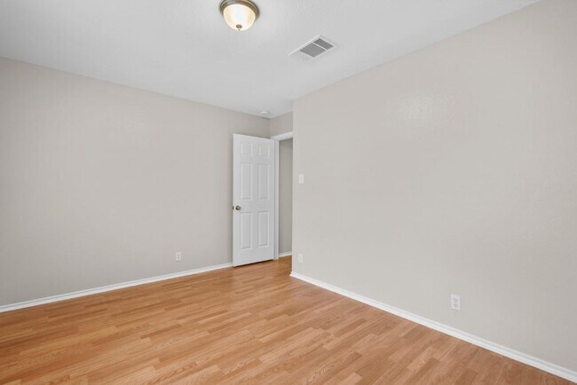 Building Photo - 905 Lodosa Dr