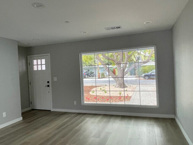 Building Photo - 1236 Hollyburne Ave