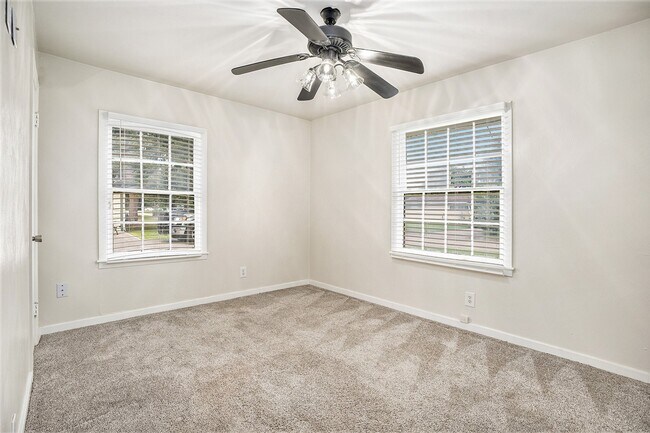 Building Photo - 1526 15th Ave N