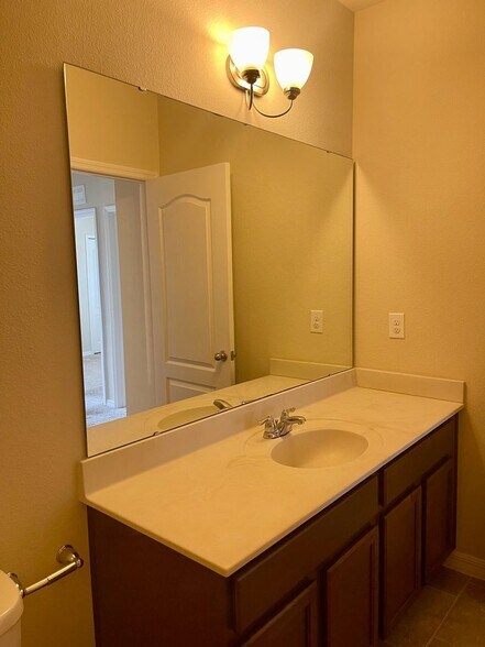 Building Photo - 3 Bedroom / 2.5 Bath / 2 Car Garage Townho...