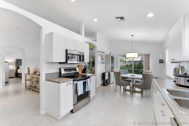 Building Photo - 6887 Viale Elizabeth