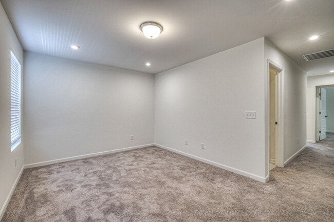 Building Photo - 523 Montrose Dr