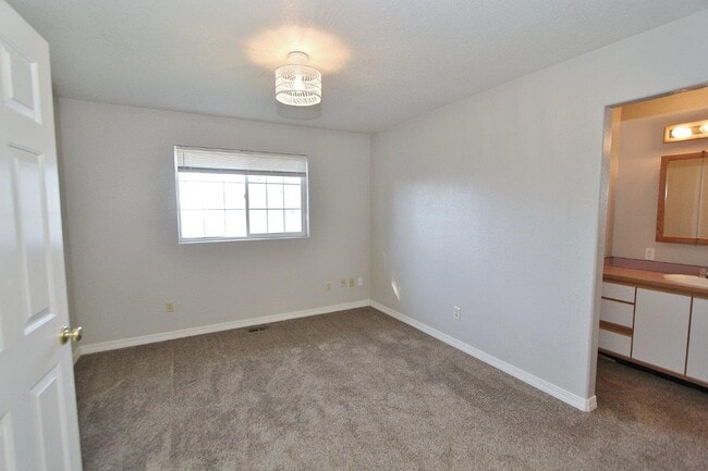 Building Photo - 1563 Sunset Dr