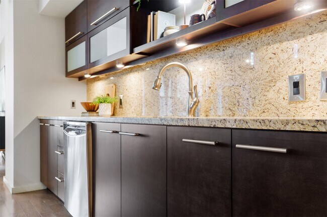 Building Photo - 915 Olive St