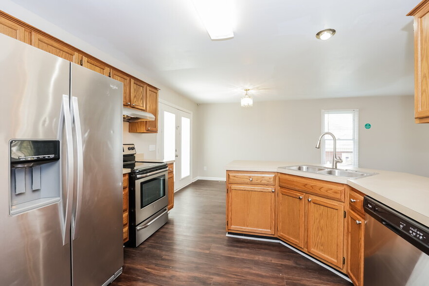 Building Photo - 404 Hump Cir