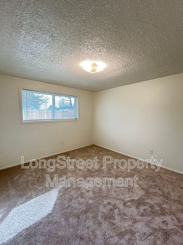 Building Photo - 324 NE Conifer Blvd