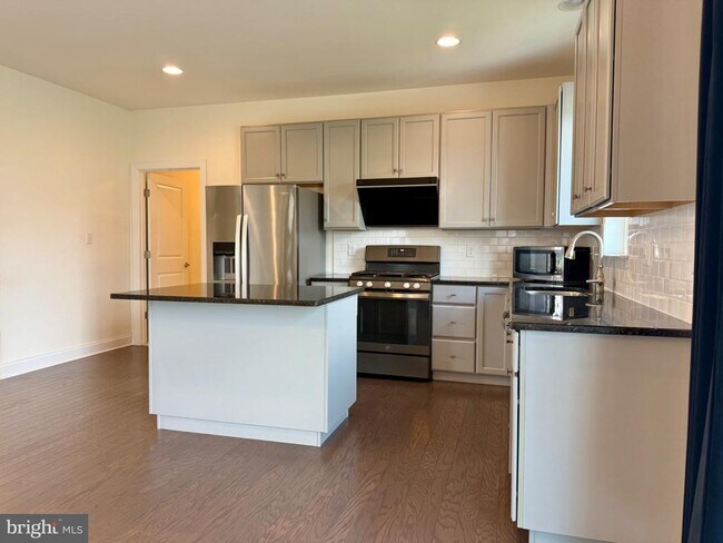 Building Photo - 636 McCracken Dr