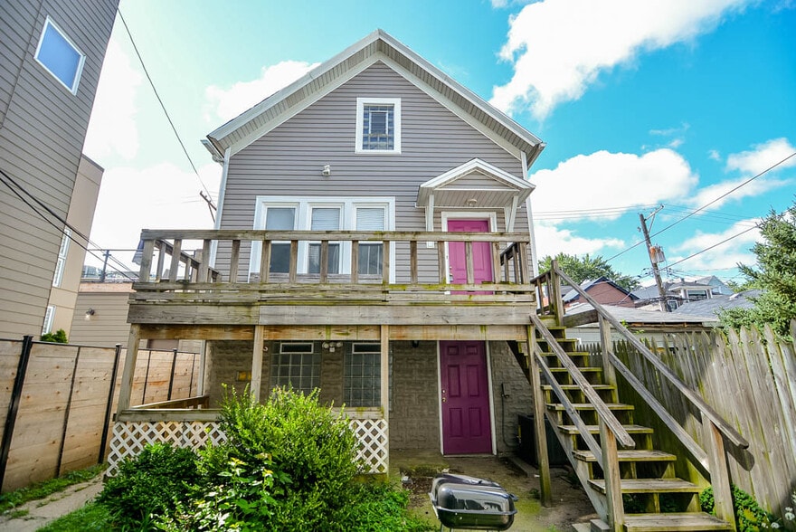 Primary Photo - 1529 W Nelson St