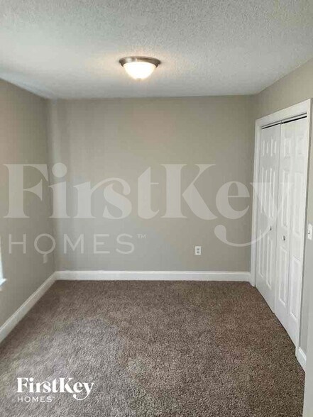 Building Photo - 811 Willow Ln