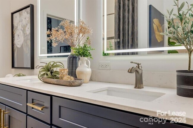 Building Photo - 205 S Kings Dr