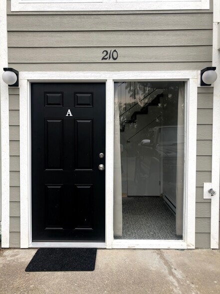Building Photo - 210 NW Tingley St
