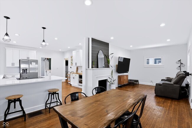 Building Photo - 3910 N Kenwood Ave